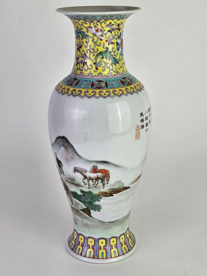 CHINE, XXe.
Vase balustre en porcelaine et...