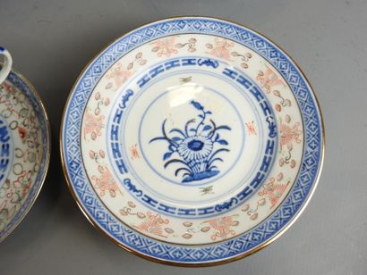 CHINE : Partie de service de table en porcelaine...