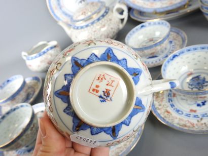 CHINE : Partie de service de table en porcelaine...