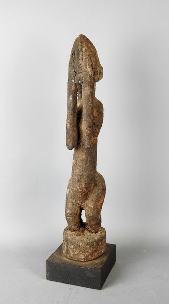 DOGON, Mali : Thick wood with a crusty sacrificial...