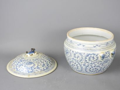 CHINE : Pot couvert en porcelaine à décor...