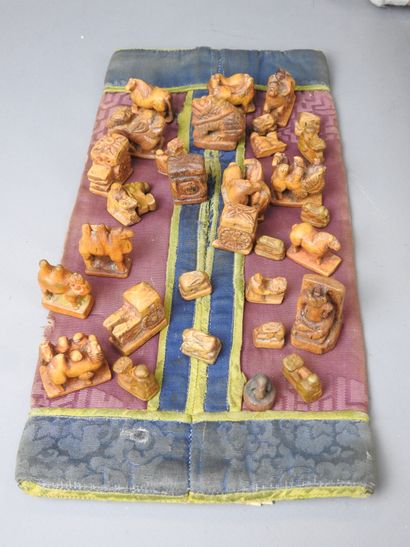 MONGOLIE : Trois jeux d'échec anciens avec...