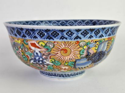 CHINE, XIXe.
Coupe circulaire en porcelaine...