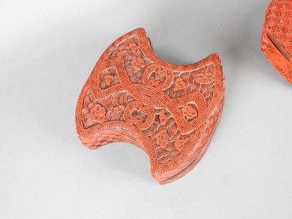 CHINE : Deux boîtes en bois laqué rouge à...