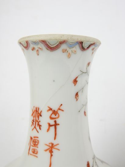 CHINE : Deux vases balustres en porcelaine,...