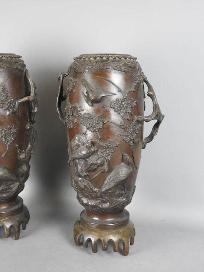 JAPON : Paire de vases en bronze à patine...