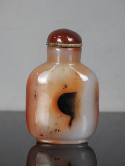 CHINE - Vers 1900
Flacon tabatière en agate...