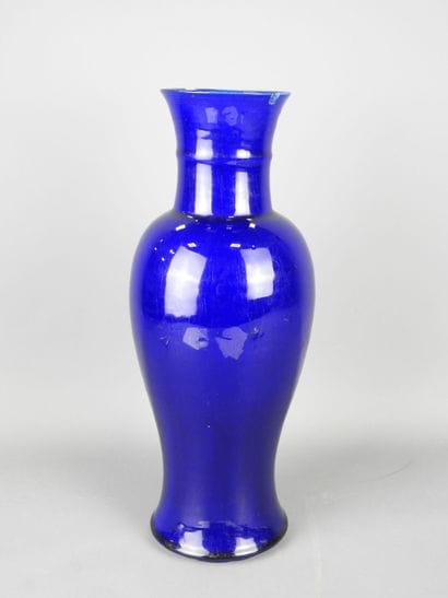 CHINE : Vase de forme balustre en porcelaine...