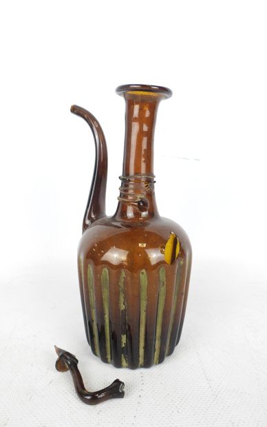 Ottoman amber glass VERSEUSE. H. 17 cm. Broken...