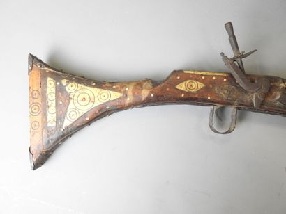 Fusil MOUKHALA incrusté de plaques d'os....