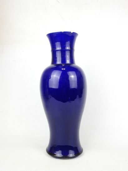 CHINE : Vase de forme balustre en porcelaine...