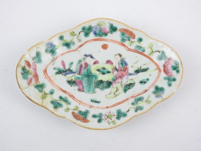CHINE : ravier en porcelaine à décor polychrome...