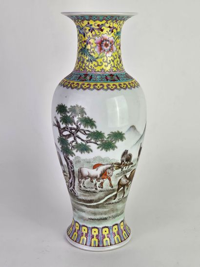CHINE, XXe.
Vase balustre en porcelaine et...
