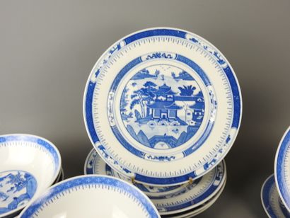 CHINE : Parties de service de table en porcelaine...