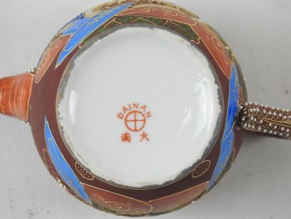 SATSUMA : Service à thé en porcelaine comprenant...