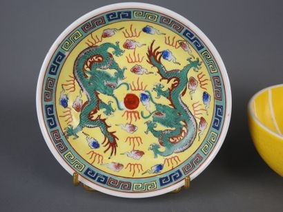 CHINA: Porcelain dish decorated with dragons...