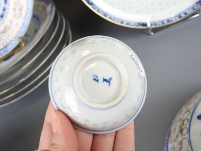 CHINE : Partie de service de table en porcelaine...