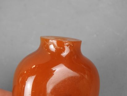 CHINE - XXe siècle
Flacon tabatière en ambre....