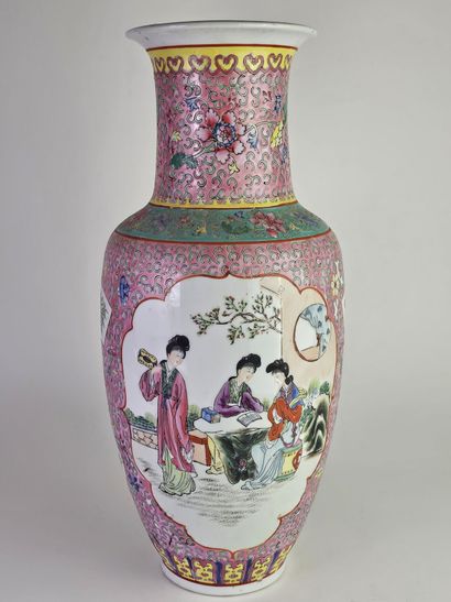 CHINE, XXe.
Vase balustre en porcelaine et...