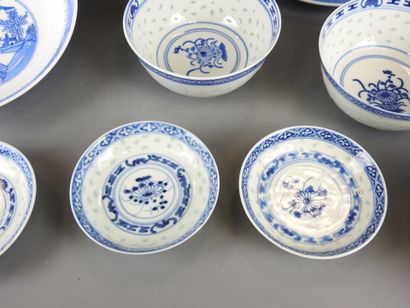 CHINE : Parties de service de table en porcelaine...