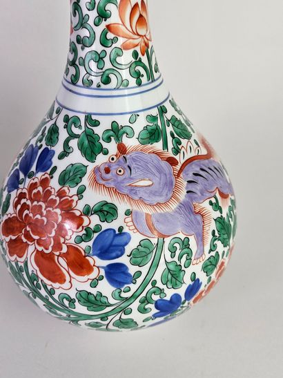 CHINE, XXe.
Paire de vases bouteille en porcelaine...