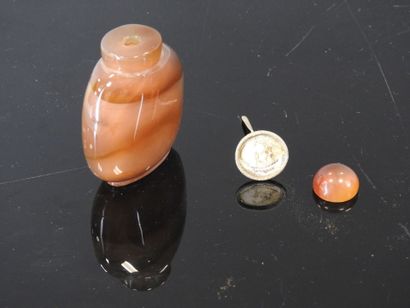 CHINE - Vers 1900
Flacon tabatière en agate...
