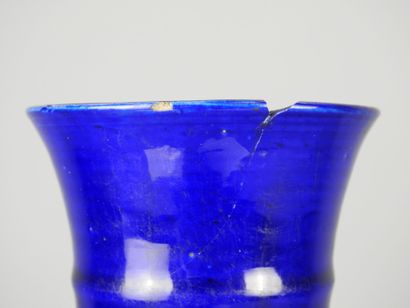 CHINE : Vase de forme balustre en porcelaine...