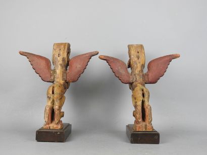 INDE : Paire de chimères ailées en bois sculpté,...