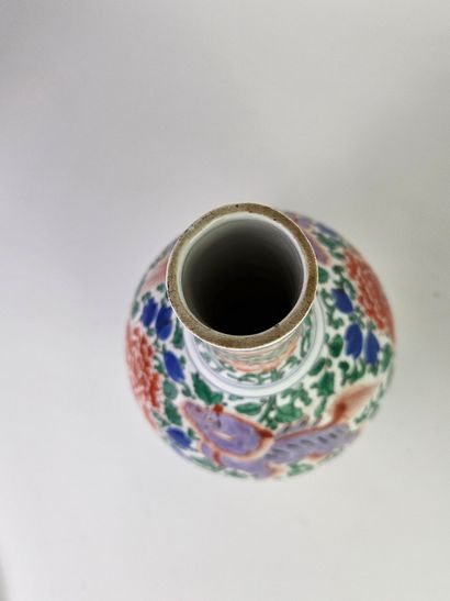 CHINE, XXe.
Paire de vases bouteille en porcelaine...