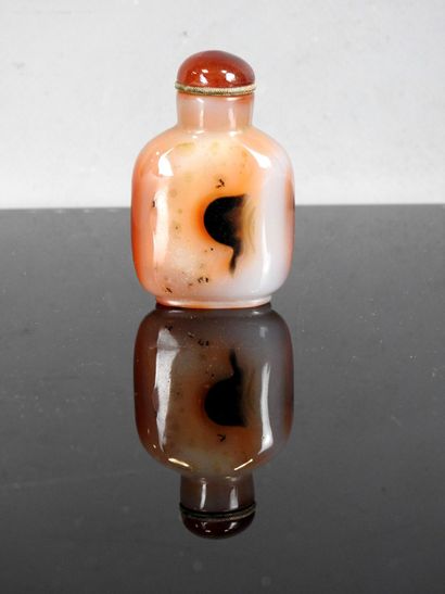 CHINE - Vers 1900
Flacon tabatière en agate...