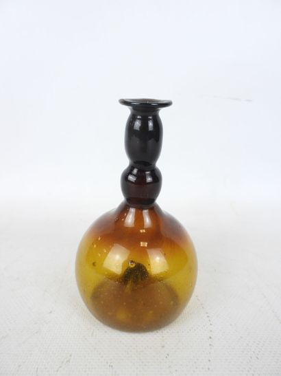 BALSAMAIRE in amber glass. H. 12 cm . Firing...