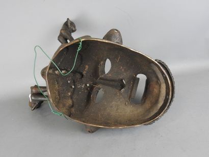 TIKAR Cameroun : Casque de type expressionniste...