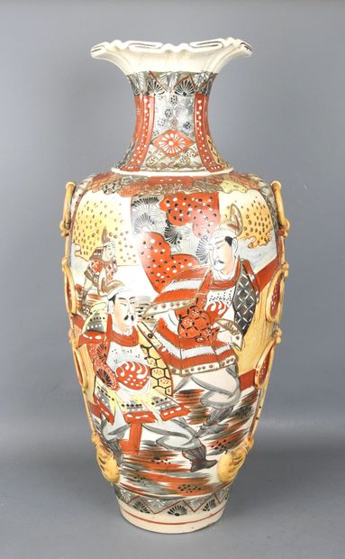 JAPON : Grand vase Satsuma à décor tournant...
