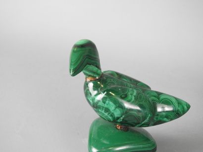 CINQ OBJETS en malachite à décor de maïs,...