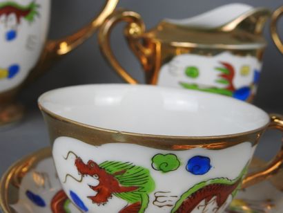 INDOCHINE : Partie de service à thé en porcelaine...