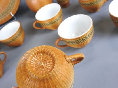 VIETNAM : Partie de service de table en porcelaine...