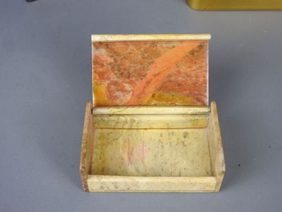 PETITE BOITE de forme rectangulaire en pierre...