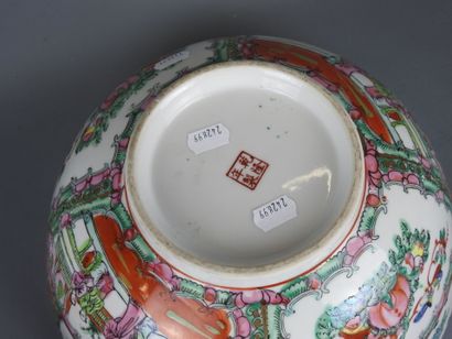 CHINE, Canton : Coupe saladier en porcelaine...