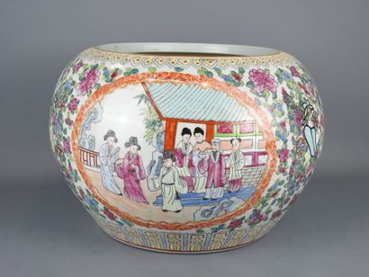 CHINE, Canton : Importante vasque en porcelaine...