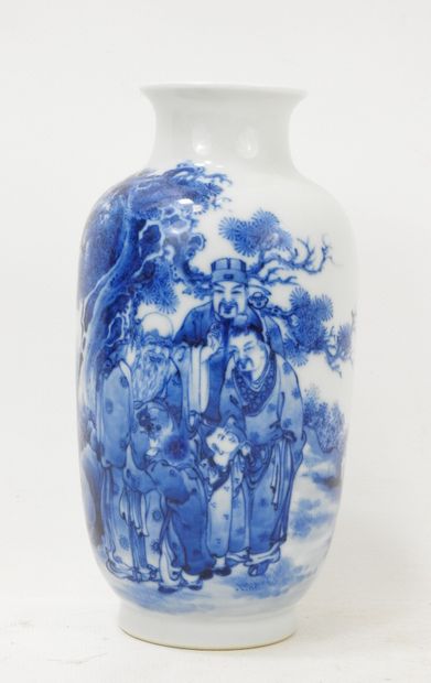 CHINA: Porcelain vase decorated with white-blue...