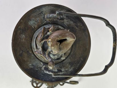 CHINE, XIXe.
Brûle parfum suspendu en bronze...