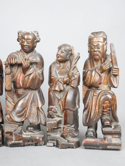 CHINE ou VIETNAM: Neuf statuettes en bois...