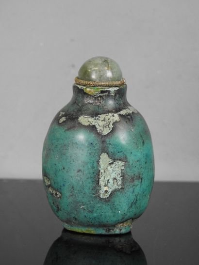 CHINA - 19th century
Carved turquoise snuff...