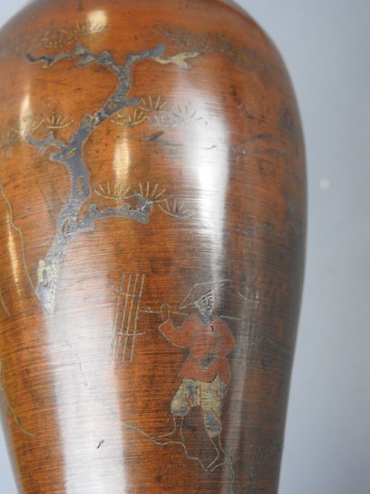 INDOCHNE : Paire de vases balustres en bronze...