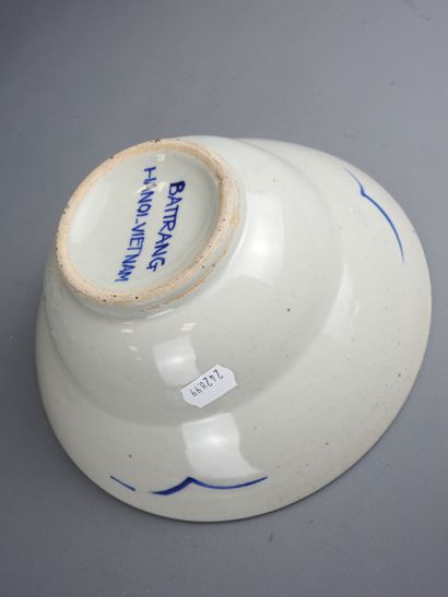 TROIS SOUVENIRS DE VOYAGE en céramique dont...