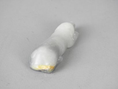 Chien en jade sculpté. Long : 7cm.