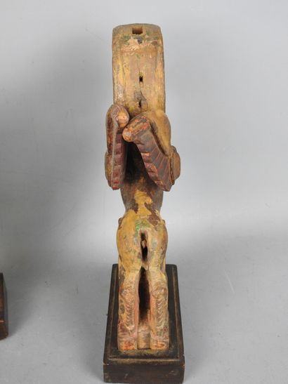 INDE : Paire de chimères ailées en bois sculpté,...