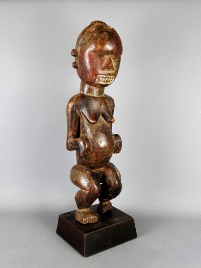 KUYU, RDC: Statue représentant un personnage...