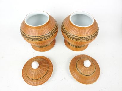 VIETNAM : Partie de service de table en porcelaine...
