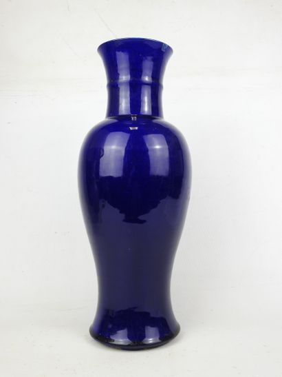 CHINE : Vase de forme balustre en porcelaine...